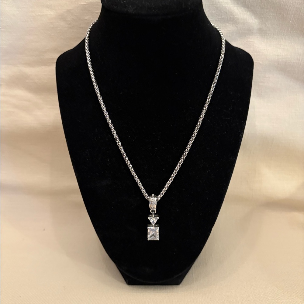 Elegant Silver Necklace with Pendant